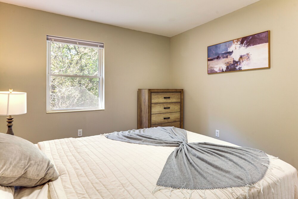 6 Mi to Downtown Cincy: Group-friendly Townhome!