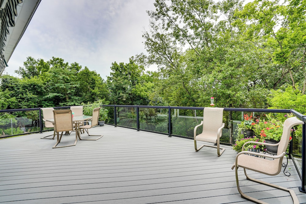 4 Mi to Dtwn: Ohio River Valley Home w/ Deck!
