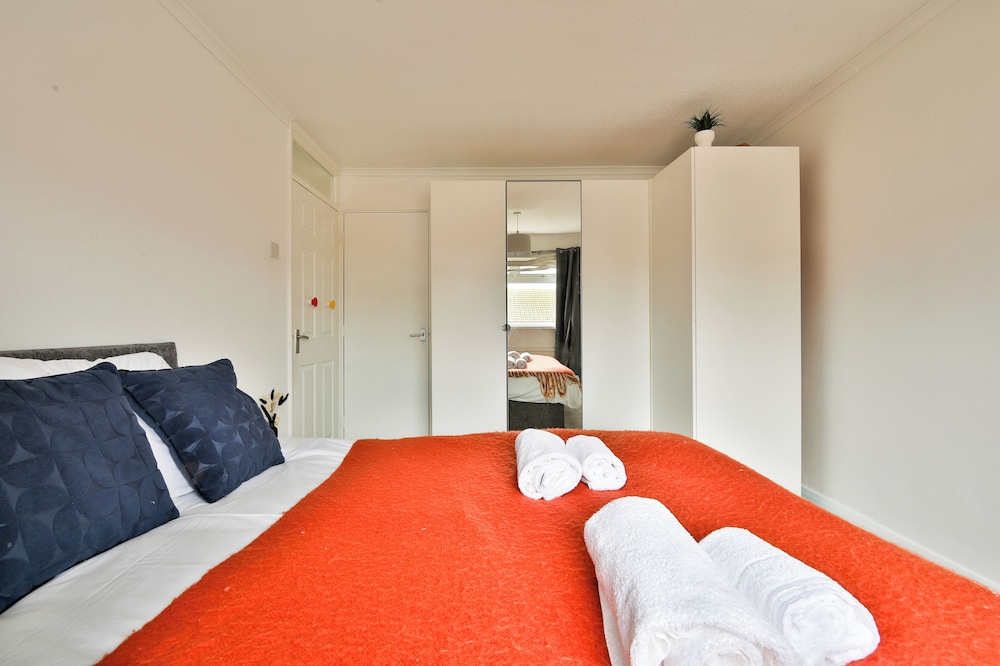 3 Bed House with Private Parking