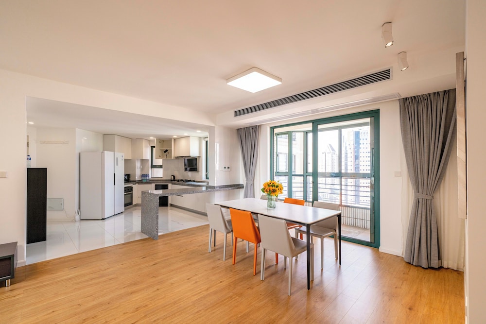 Tyms Spacious 4BR 2BA Apt Xujiahui