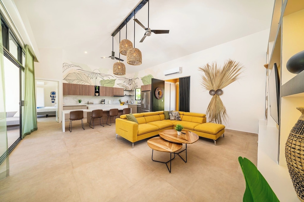 New Oasis in Gated Community With Pool Breakfast