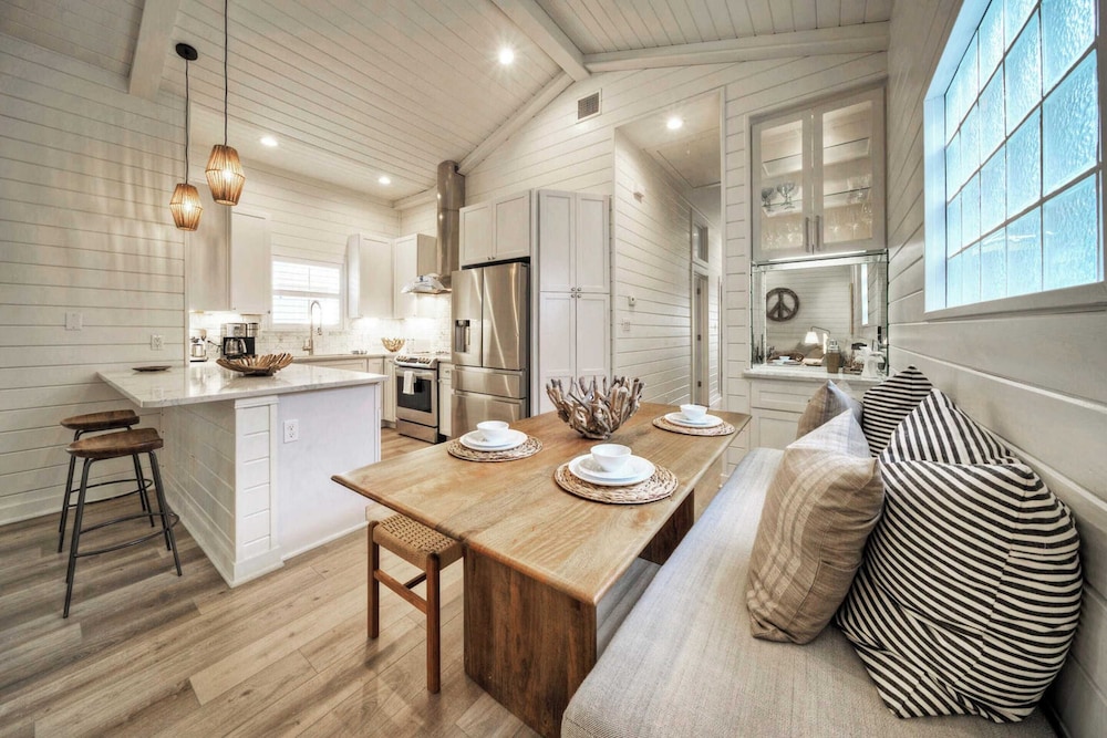 Sleeps 18 2 Beach Homes w/ 2 Pools, Playground, Covered Patios Pirates Bay