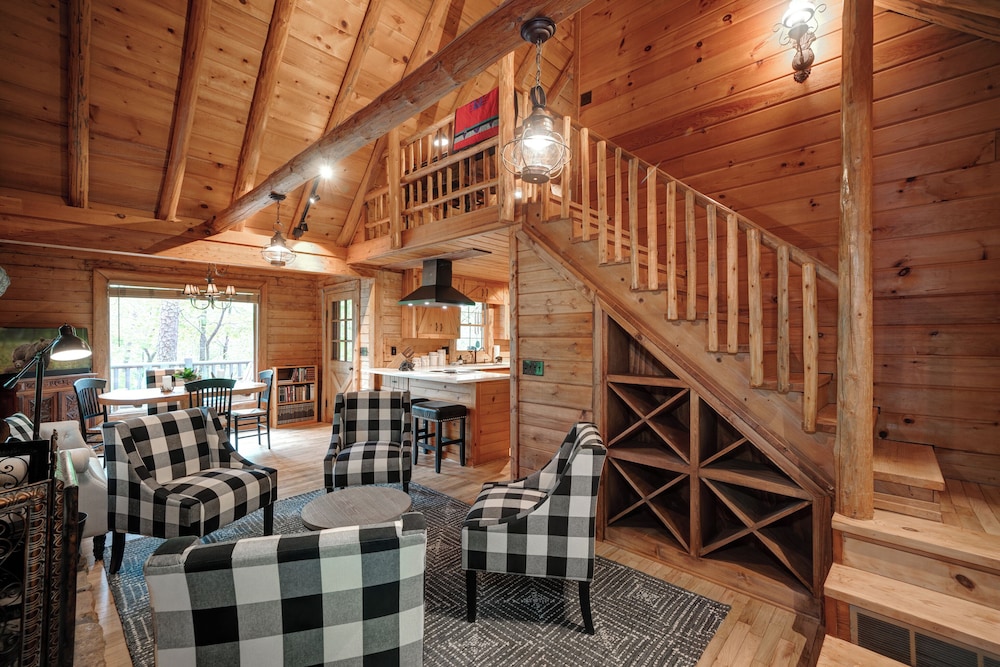 The Guest House Historic Cabin in Big Canoe