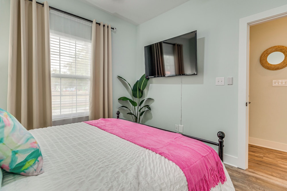 1 Mi to Dtwn: Pet-friendly Pensacola Getaway!