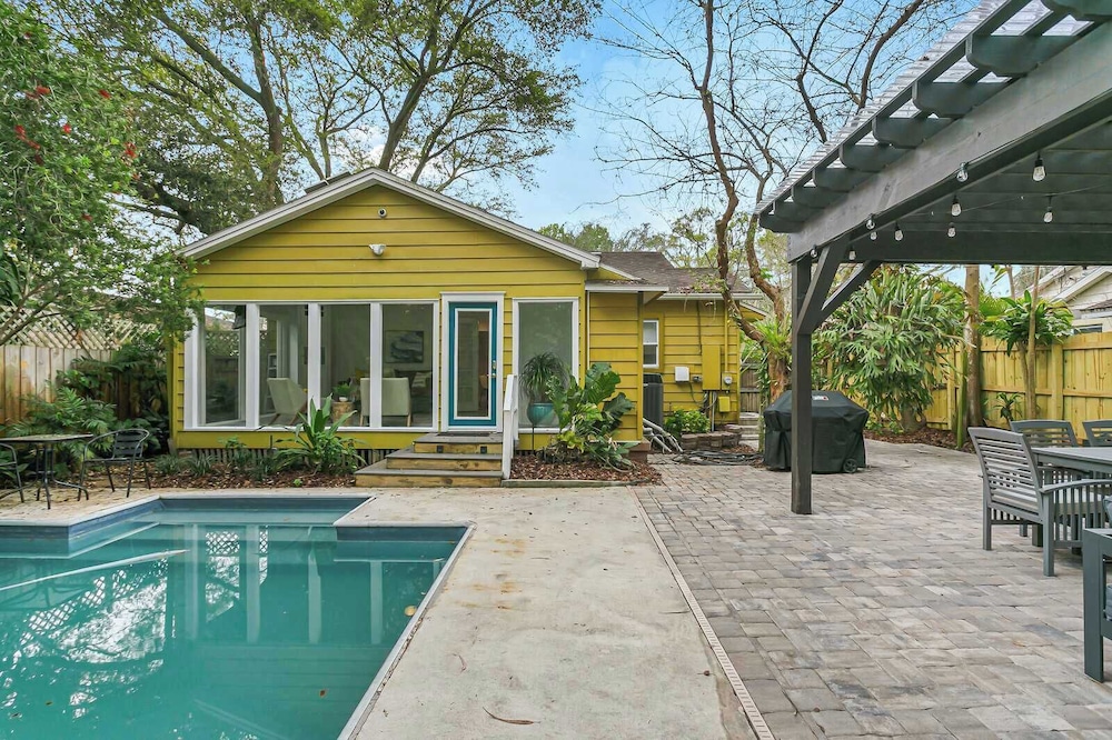 Pool House Oasis - Home for 6 - Image 1