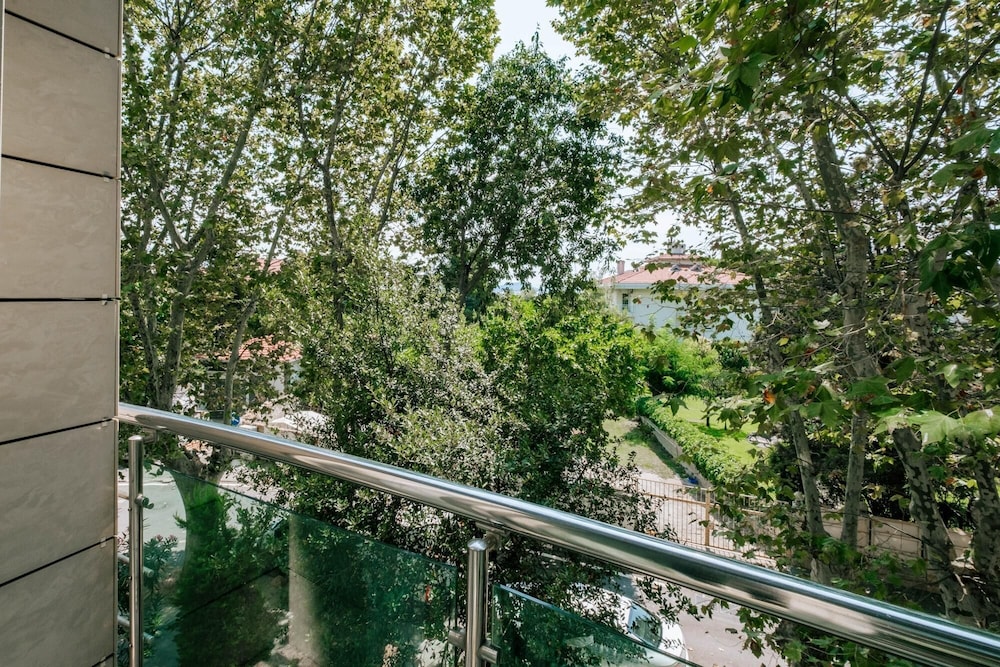 Stylish Retreat w Balcony 2 min to Bagdat Ave