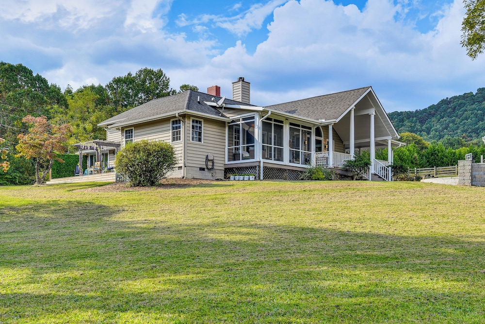 Mtn Views, Deck, Porches & Patio: Asheville Escape