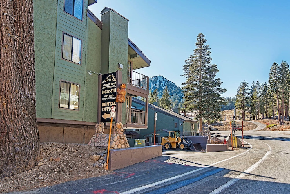 Hotel St. Anton Getaway - Shared Bbq, Pool & Hot Tub - Image 1