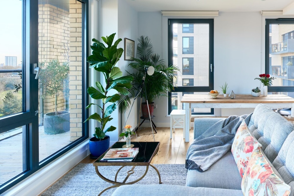 Beautiful 1 Bedroom With Balcony Near Mile End