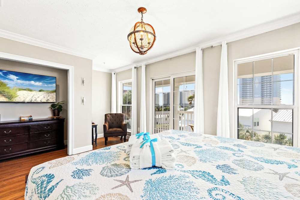 Sailors Cove: 5-bedroom, 4.5 Baths, Sleeps 12! Steps Away From the Beach!