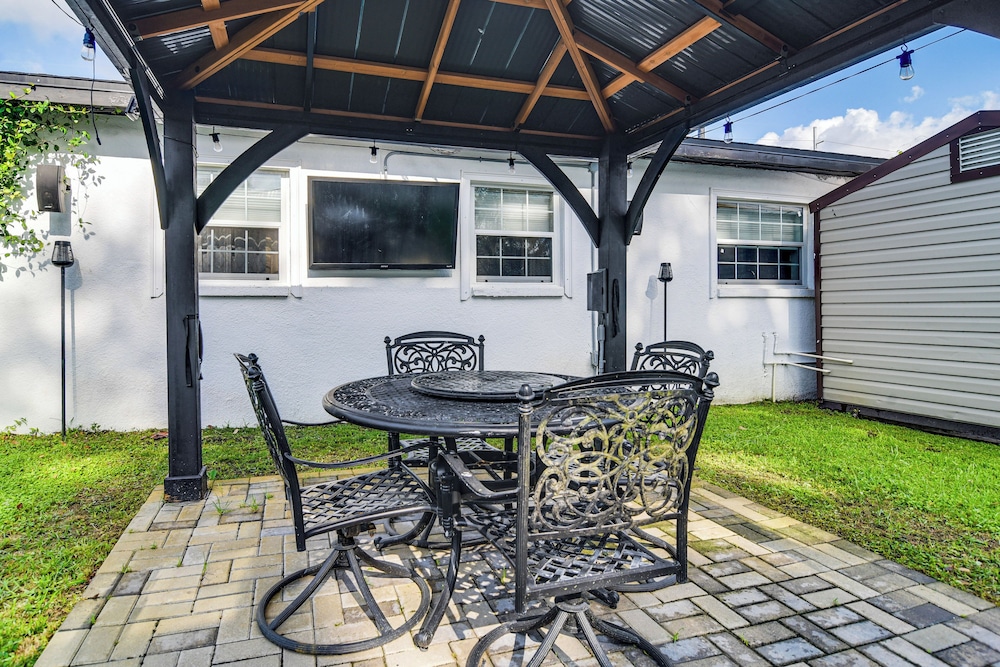 Hot Tub & Fenced Yard: Tranquil Home in Valrico!