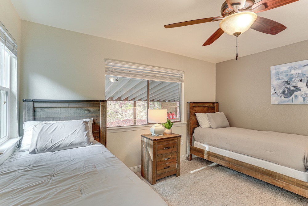 Private Cabin w/ Forest Views & Grill in Lakehead!