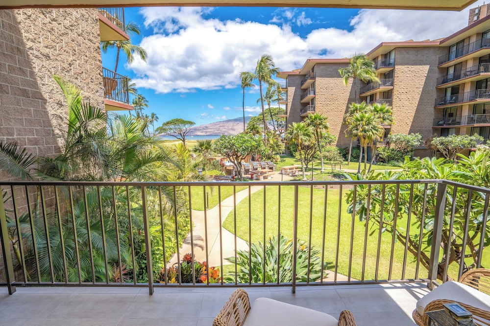 Hip Hawaiian Oceanfront Vistas