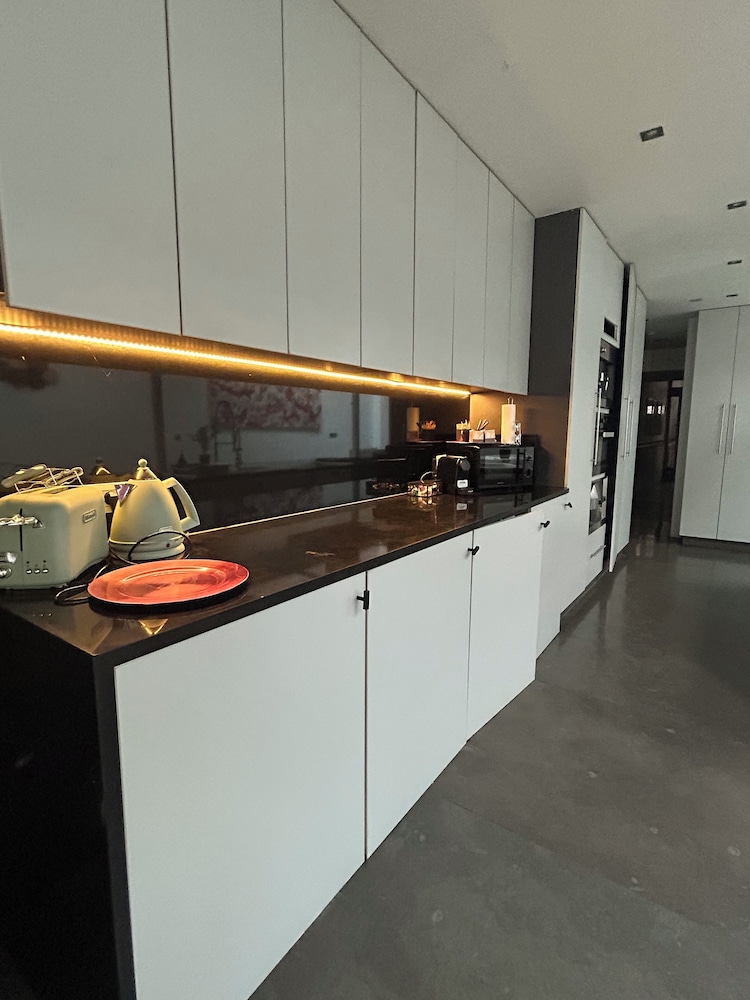 Villa Anvers 4 BDR Parking