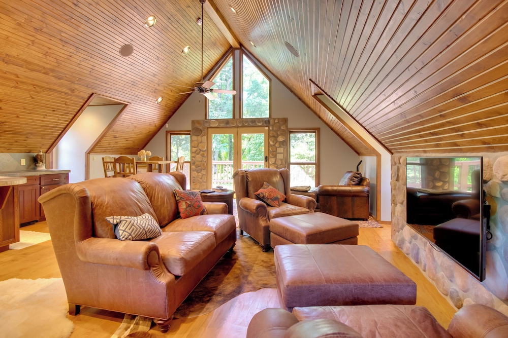 Dock Access: Romantic River Retreat in Gassville