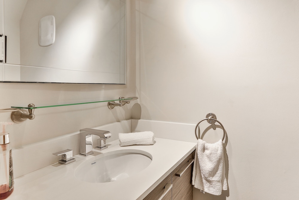 Stunning Victorian House in the Annex - Image 4