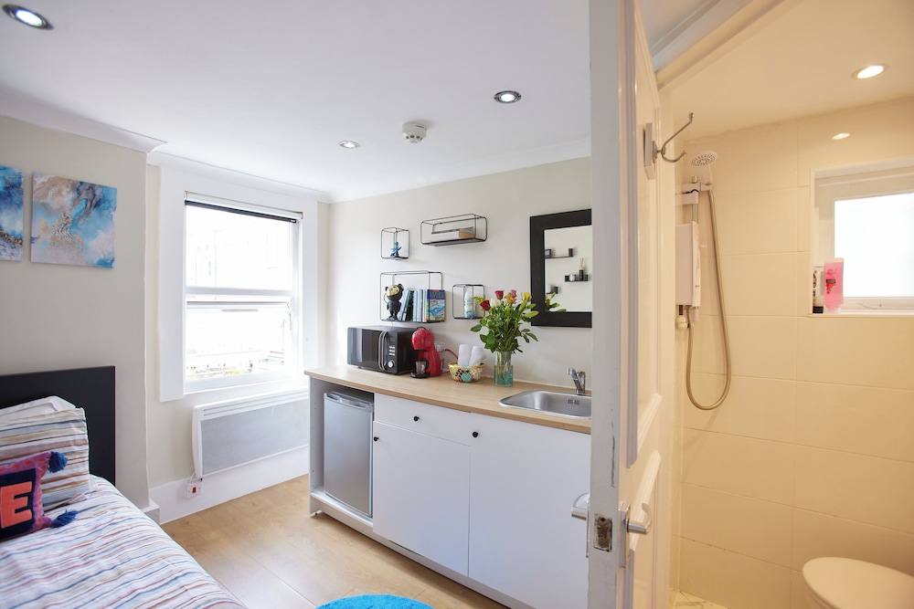 Your Ideal London Getaway - Charming Studio Haven view 5