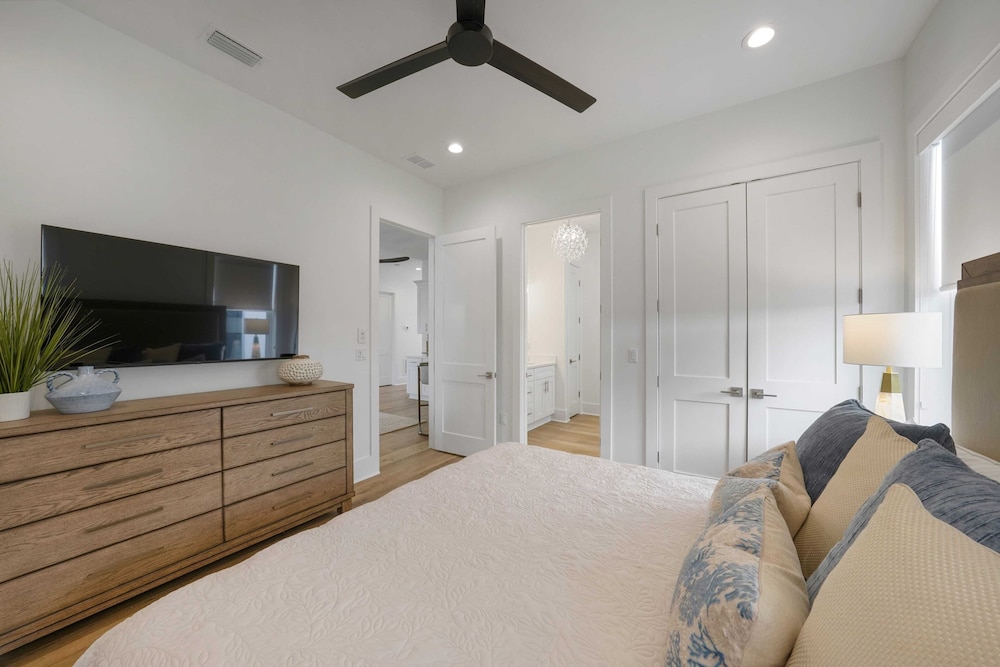 7 Bedroom Serentiy Sands Cottage with Heated Pool and Spa