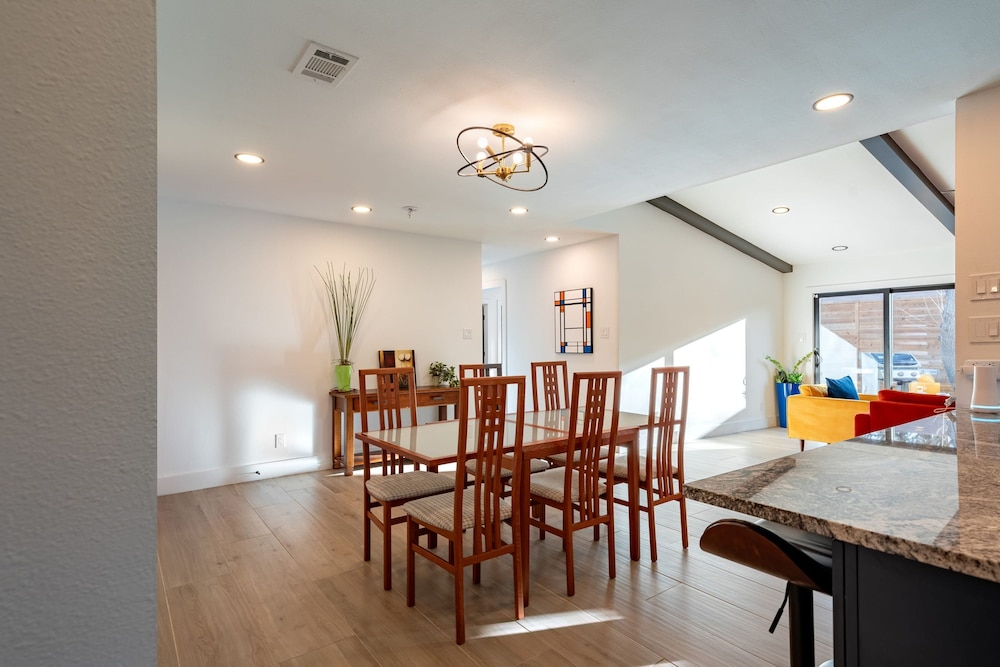 Private Yard w BBQ Games Steps to South Congress Barton Creek Clarksburg