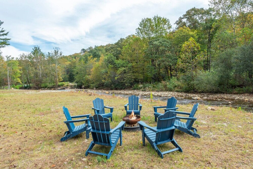Riverside Bliss Mountain Views Cozy Fires