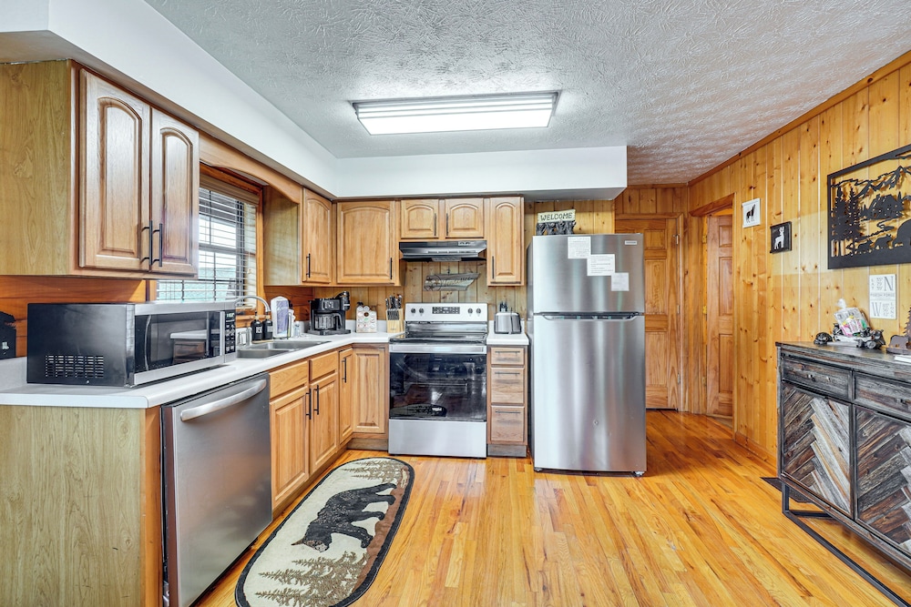 Hot Tub & Game Room: Sevierville Family Cabin!