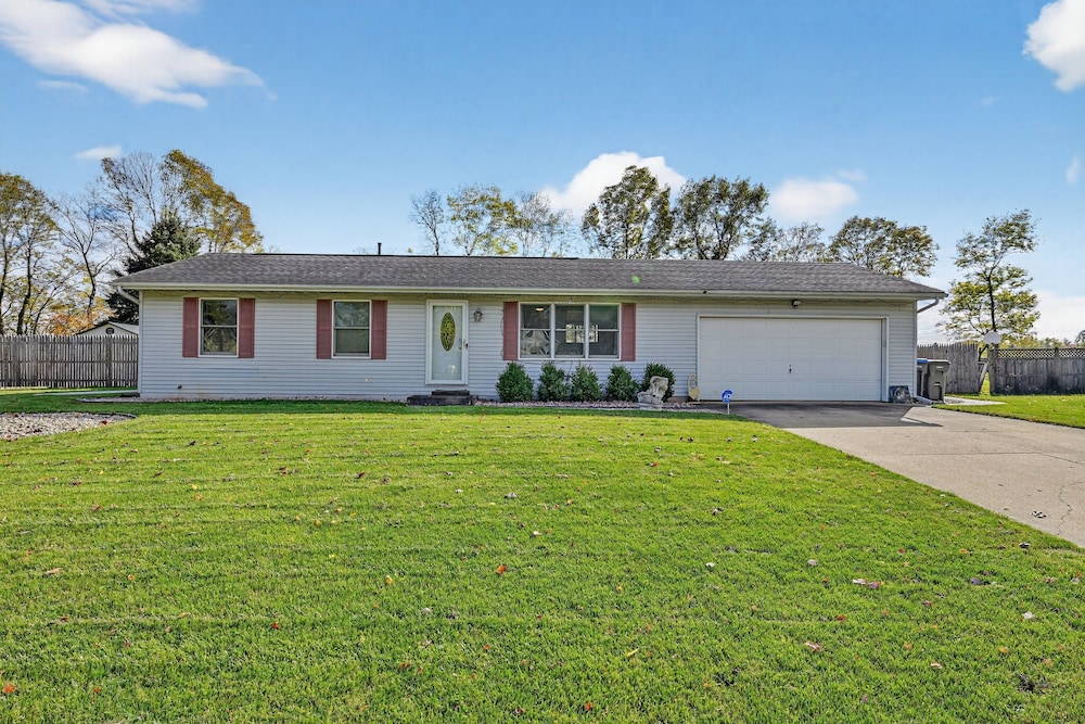 Cozy Retreat With Hot Tub In Peaceful Goshen 4 Bedroom Home