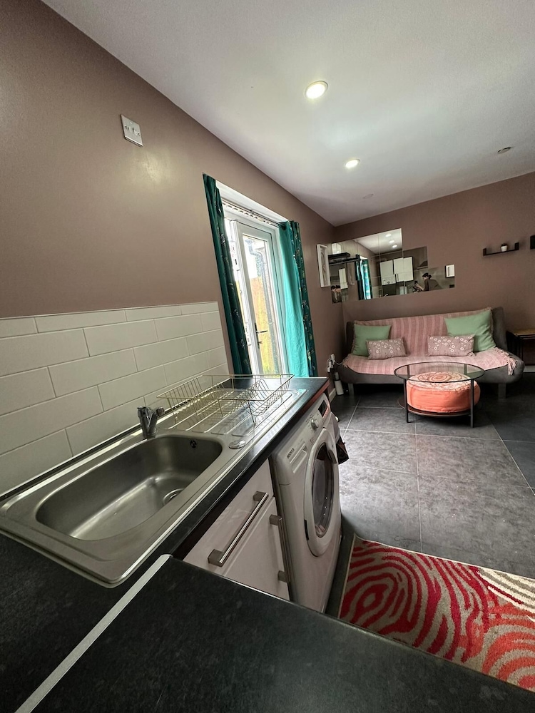 Beautiful 1-bed Apartment in Cardiff view 5