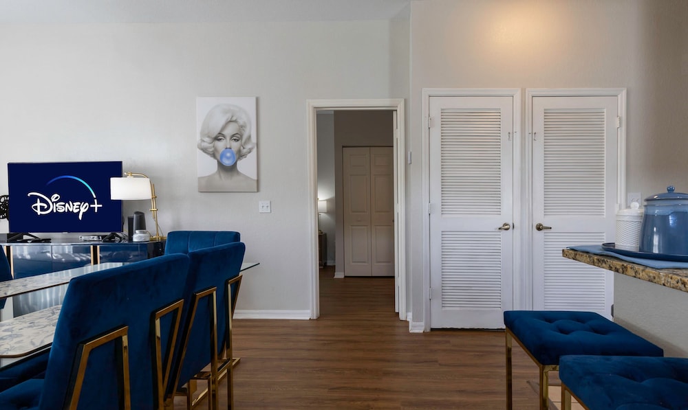 Amazing Family Townhouse Minutes From the Parks