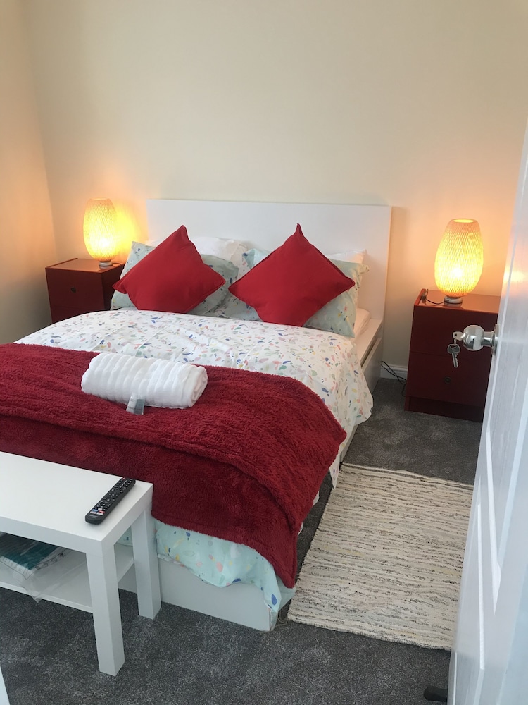 Stunning 5-bed House in Erith, Greater London view 5