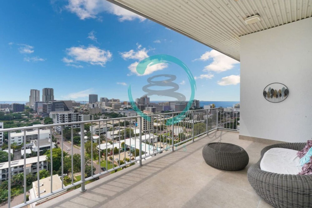 Pinnacle Penthouse Escape Panoramic Views Pool - Image 4