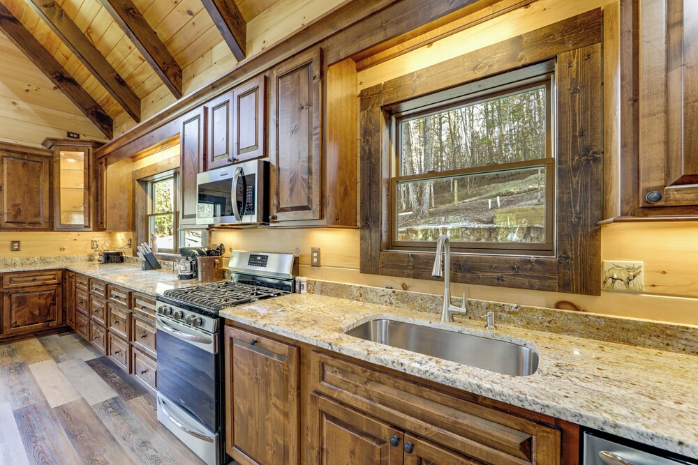 Riverfront Cabin w/ Mtn Views in Robbinsville
