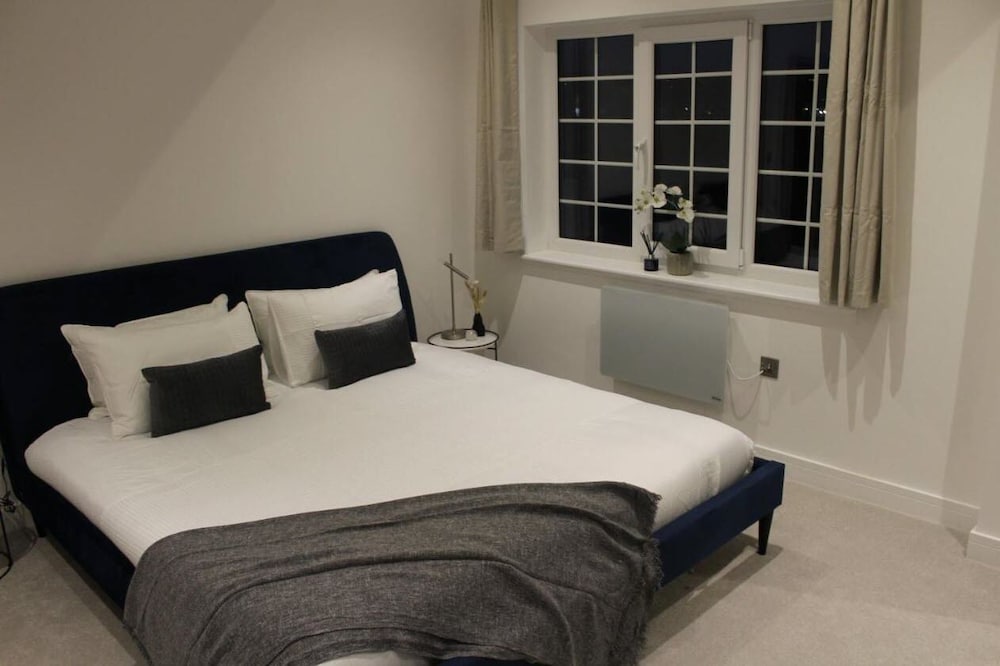 Luxury 2 Bed Apartment In Rochester view 3