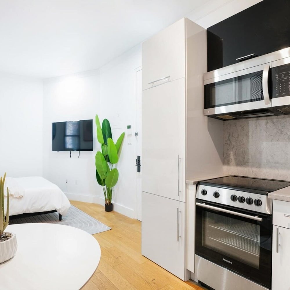 403-2e Newly Renovated Studio UES