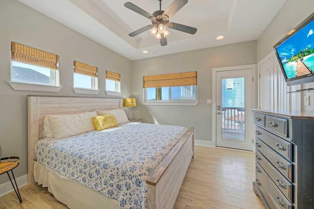 Casa Rosada by Avantstay Easy Beach Access Spacious Balcony Deck