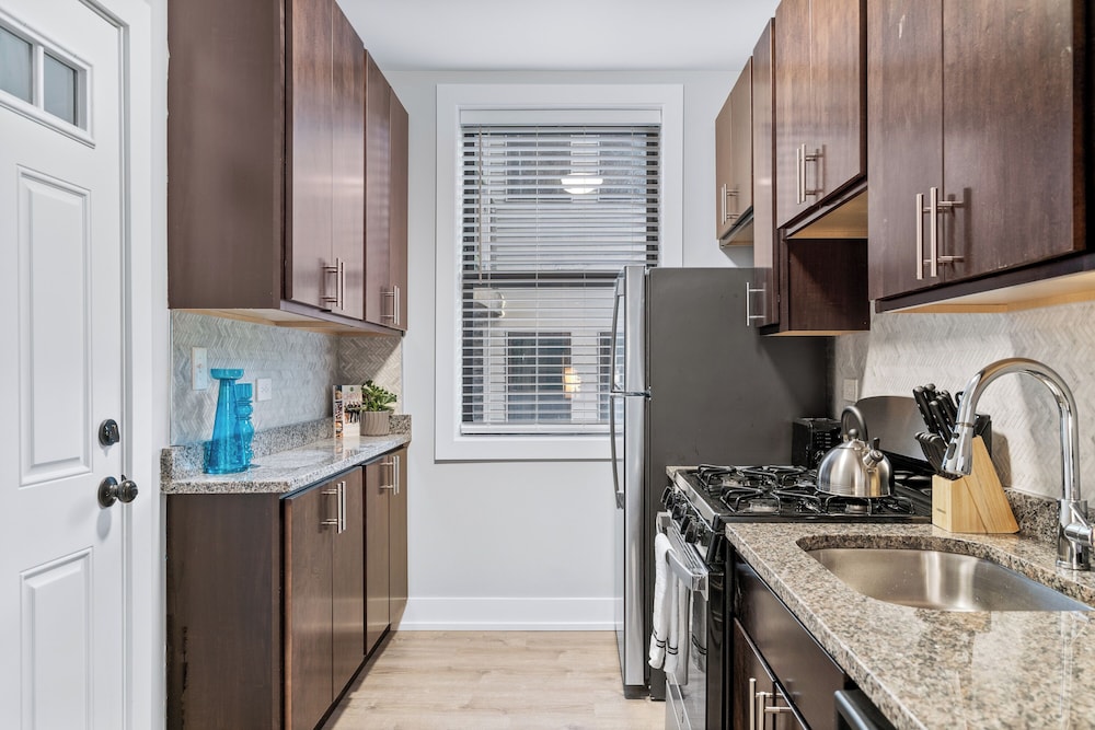 Stylish 1BR in Lakeview - Brompton 1 rep