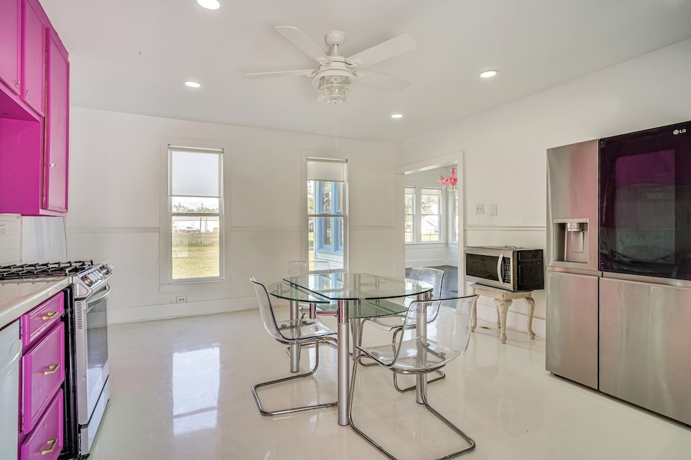 2 Mi to Gator Chateau: Vibrant Home w/ Balcony