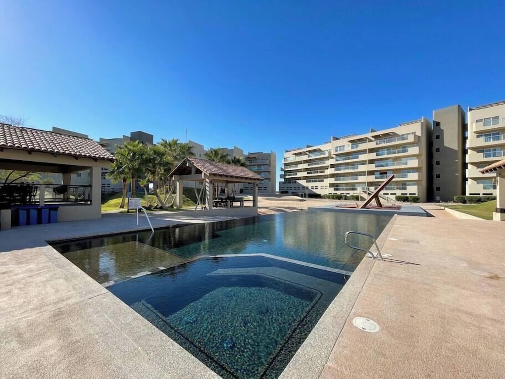 Cozy Condo With Beach Pool Access
