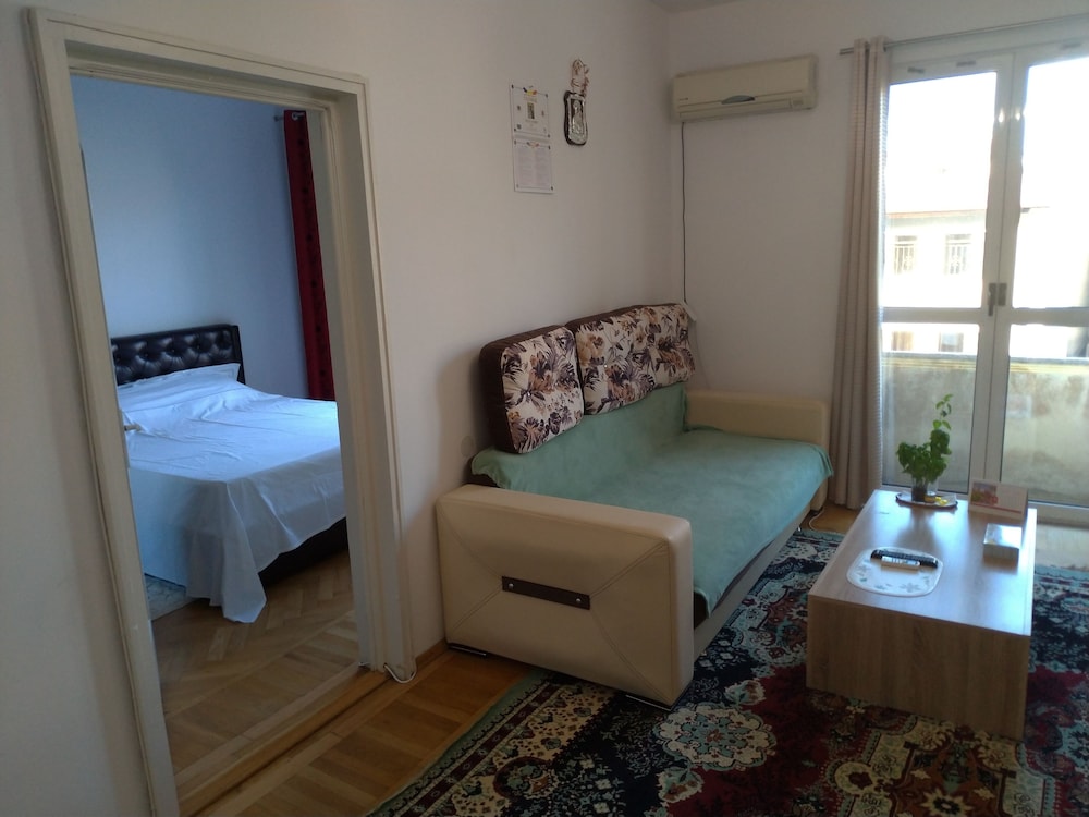 Appartment 3 Rooms, Splendid Position, 1 Minut of Walk to the Black Sea