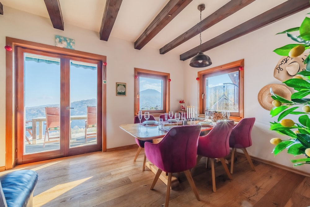 Hilltop Panorama Chalet