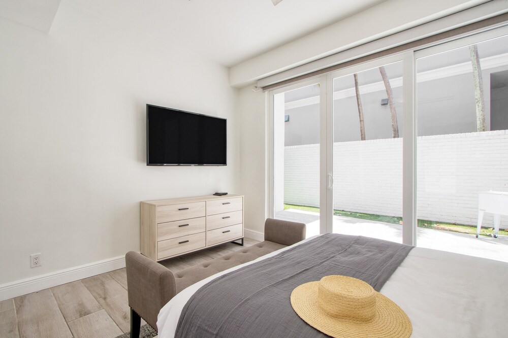 Sea Breeze by Avantstay Across From Fort Lauderdale Beach! Pool, Out Door Dining, Fire Pit! - Image 5
