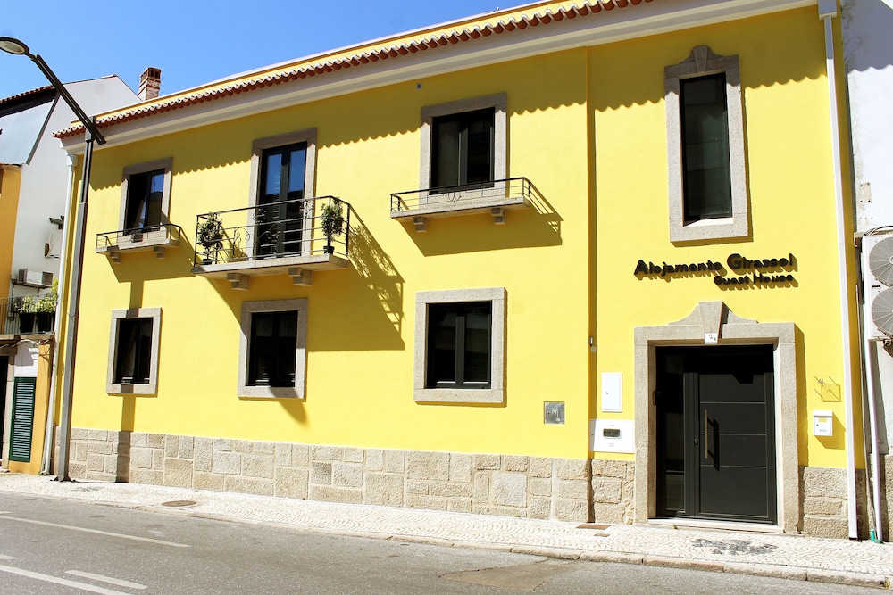 Hotel Alojamento Girassol - Guest House - Image 1