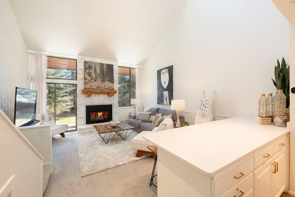Park Avenue 299-1790 2 Bedroom Condo
