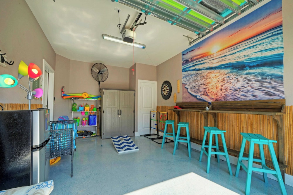 Sleeps 23, 2 Beachside Homes Resort Pool, Walk to the Beach, Balcony + Yard