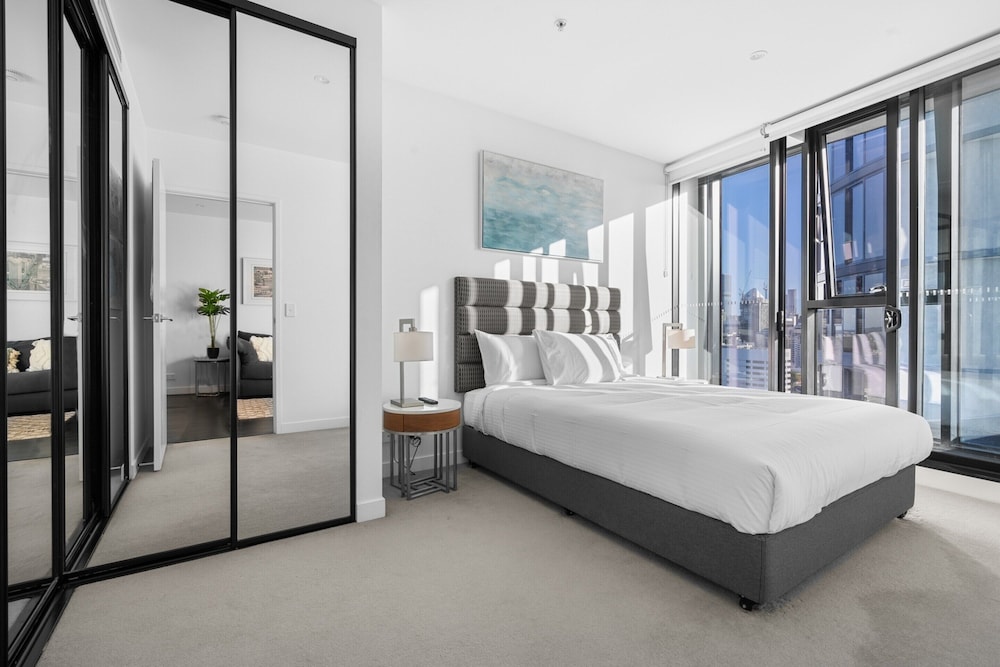City Escape With Balcony & Resort-style Amenities