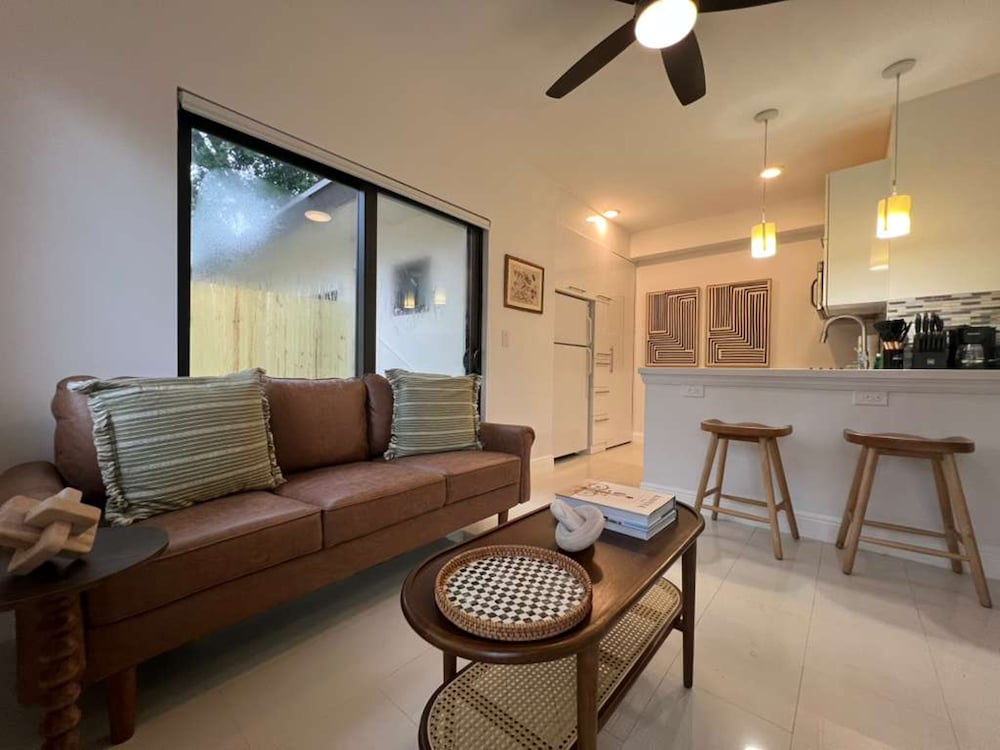 The Modern Oasis Queen Studio With Kitchen