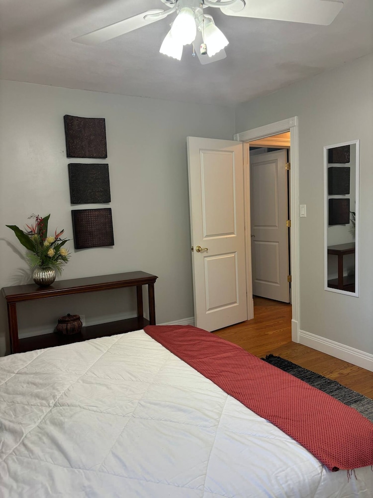 Luxury Modern Stay - 2000 Sqft