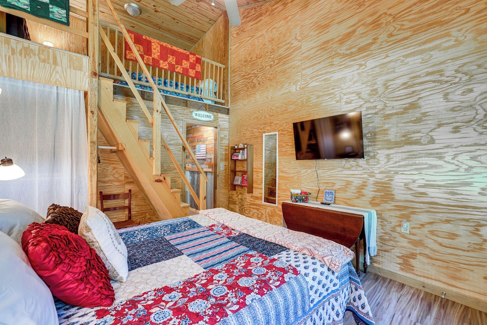 Lake Butler Cabin on 5 Acres w/ Fire Pit!