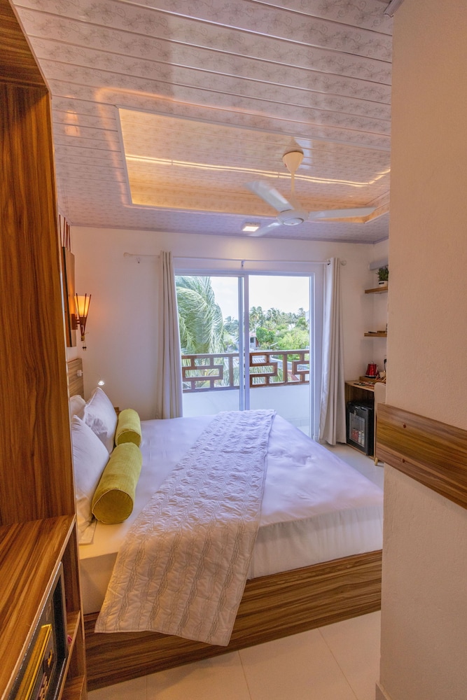 Batuta Maldives Surf View 12