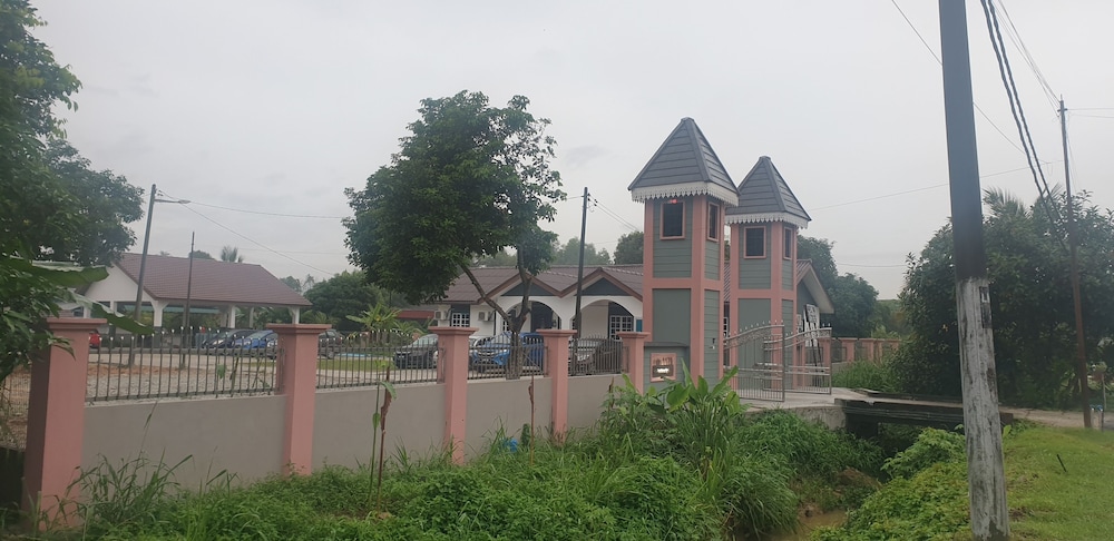 4 Bedroom Bungalow With Private Pool photo 1