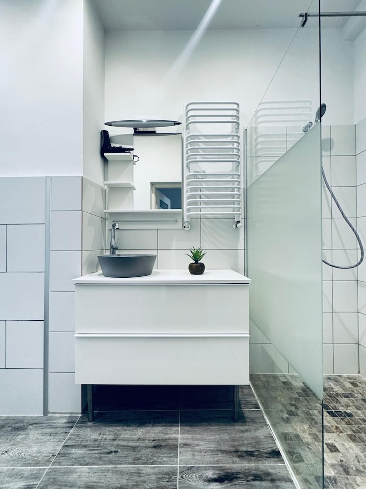 Lovely 2BR for 5 Peaceful Central Stay